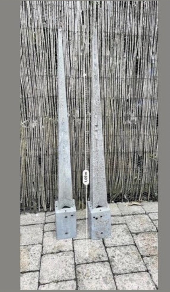 Twee betonnen palen met punt, 1.09m lang, Ophalen, Gebruikt, 180 tot 250 cm, Palen