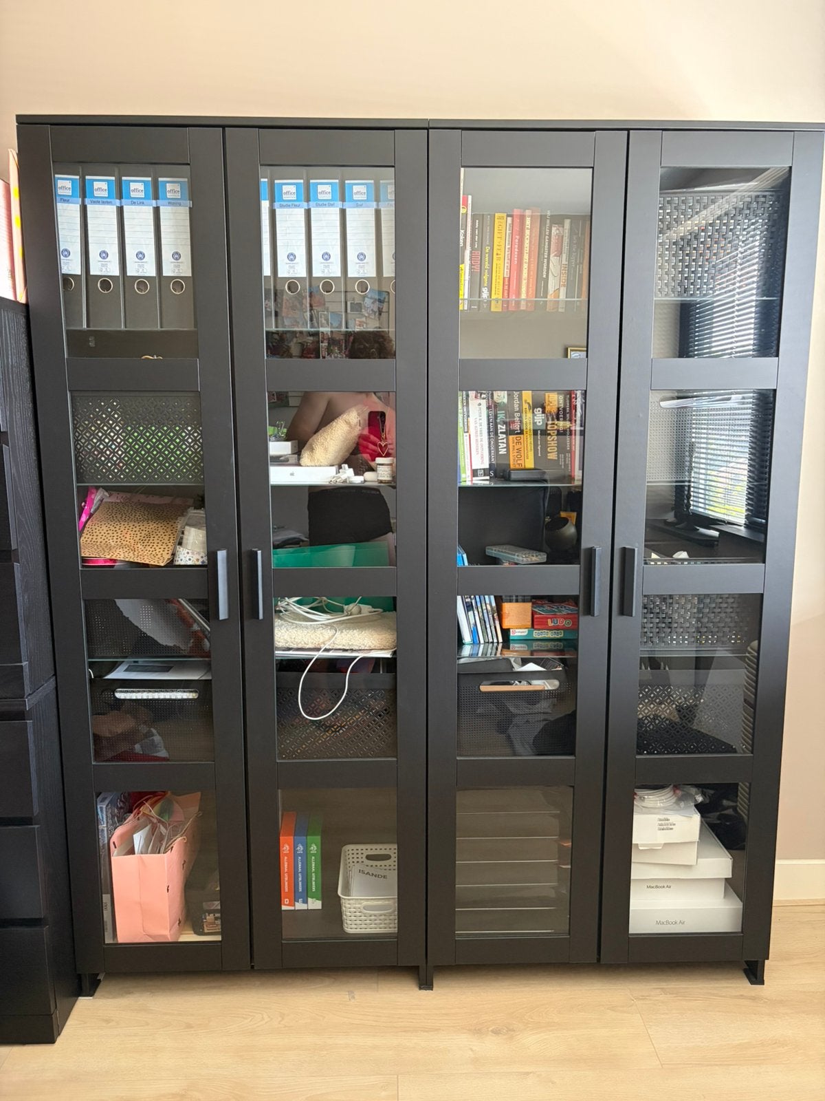 Te koop: zwarte kast met glas 160x190x35, Huis en Inrichting, Kasten | Vitrinekasten, Ophalen, 150 tot 200 cm, 25 tot 50 cm, Glas