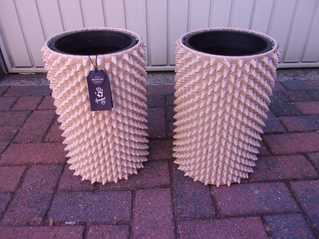 2 Mooie Bloempotten, Ophalen, Kunststof, Rond, Zo goed als nieuw