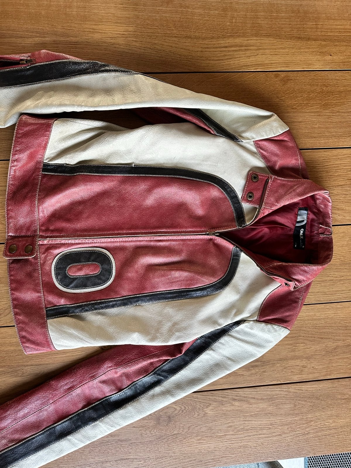 ONLY leren jasje rood/wit/zwart - Maat M, Ophalen of Verzenden, Gedragen, Maat 38/40 (M), Rood