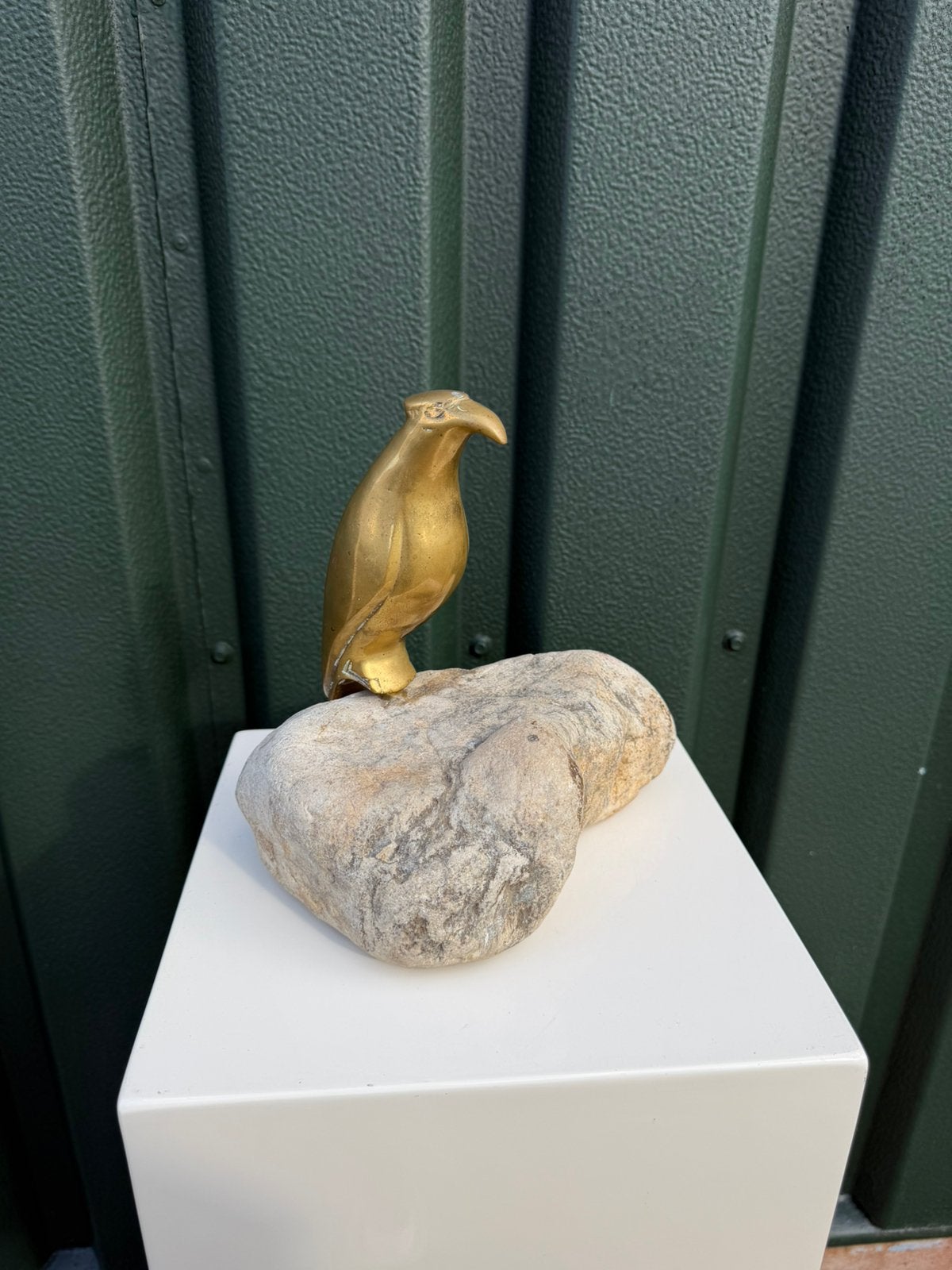 vintage messing vogelsculptuur op natuurlijke rotssteen, Ophalen