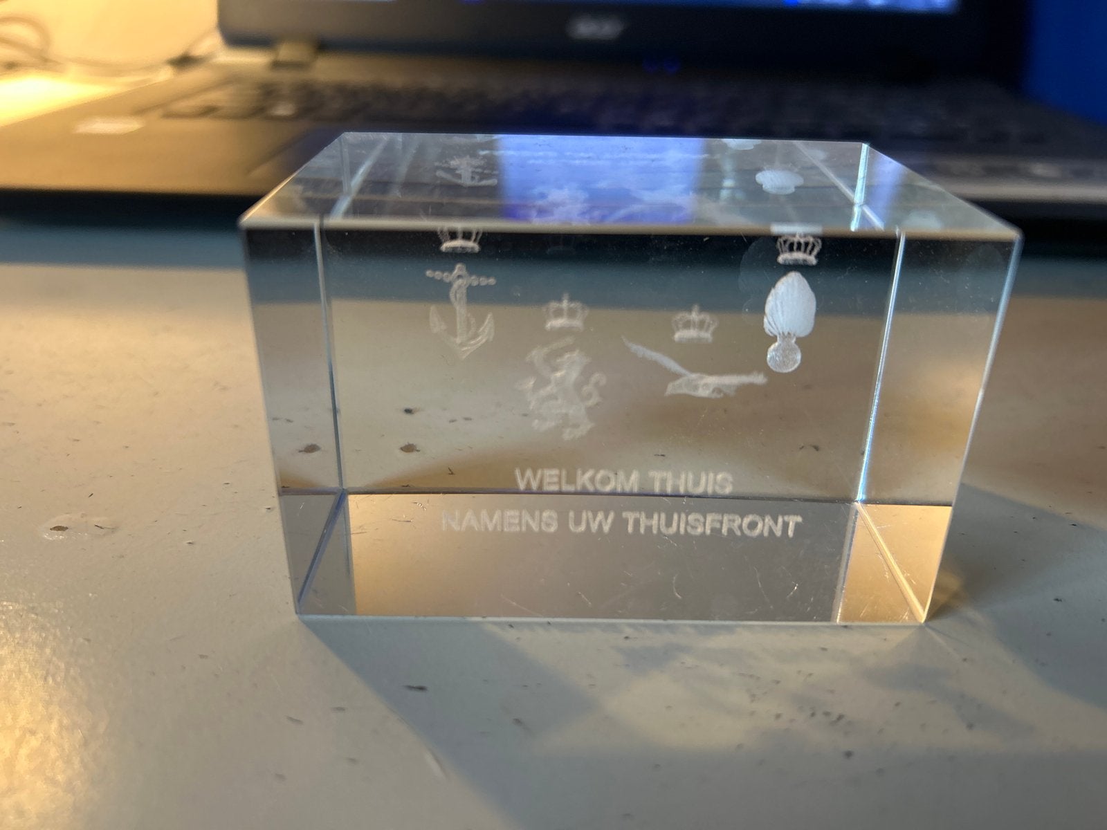 Glazen presse papier Thuisfront NL krijgsmacht, Ophalen of Verzenden, Zo goed als nieuw, Glas, Modern