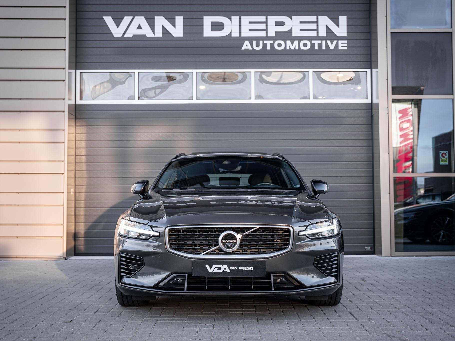 Volvo V60 2.0 T8 Recharge AWD R-Design - Pano l ACC l 19'' l, Auto's, Automaat, Dealer onderhouden, Stof, Gebruikt