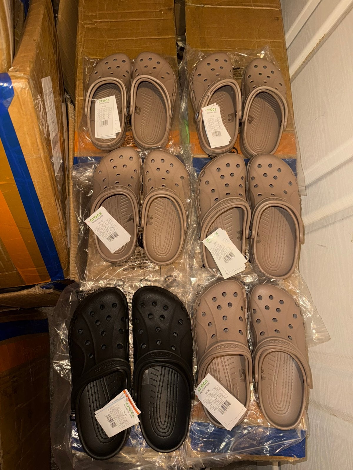 3beige crocs w7 37-38 -2beige crocs W9 39-40 - 2 zwart 43-44, Ophalen of Verzenden, Zo goed als nieuw, Zwart