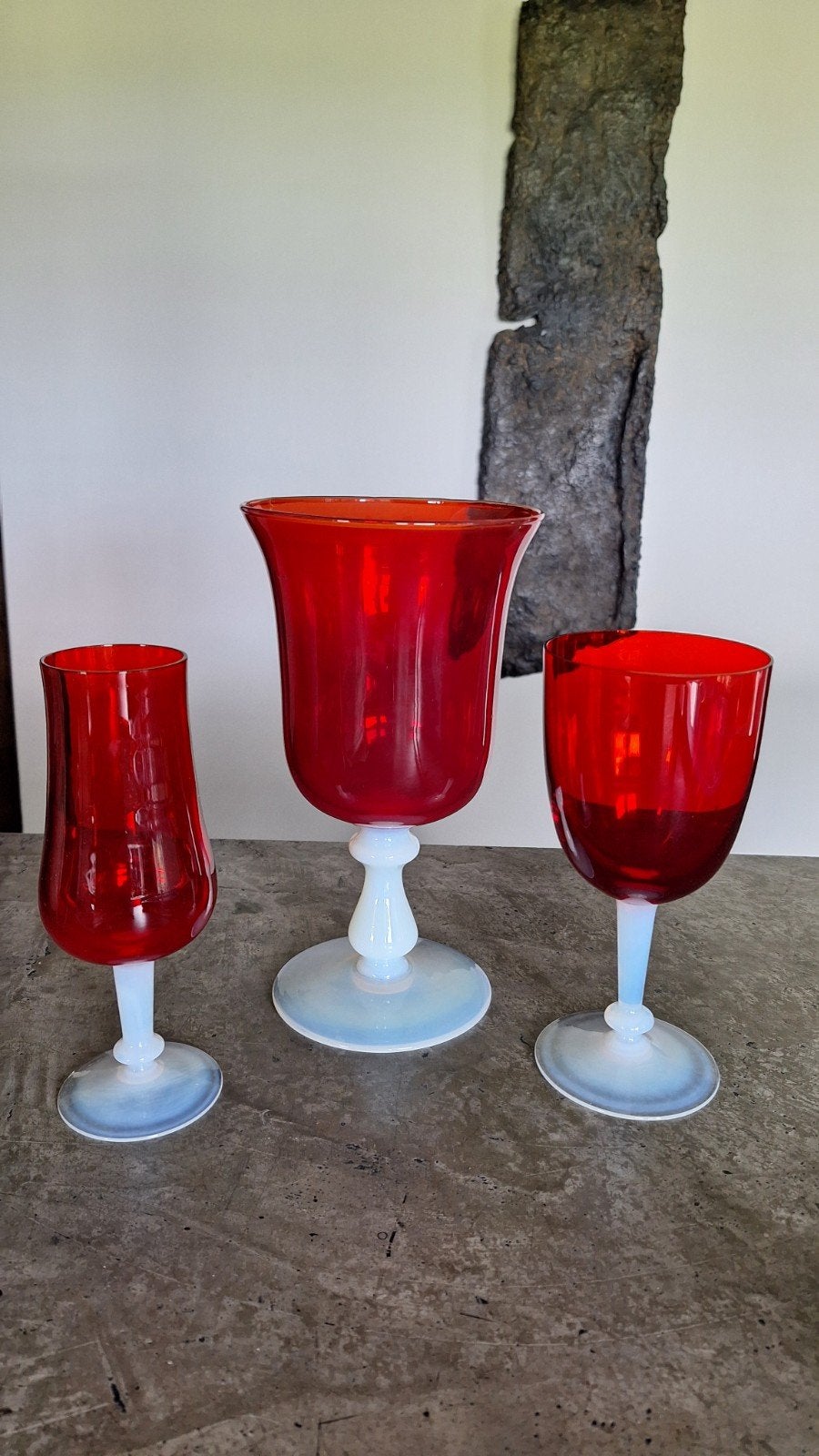 Set van 3 rode glazen vazen met opaline voet, Ophalen of Verzenden