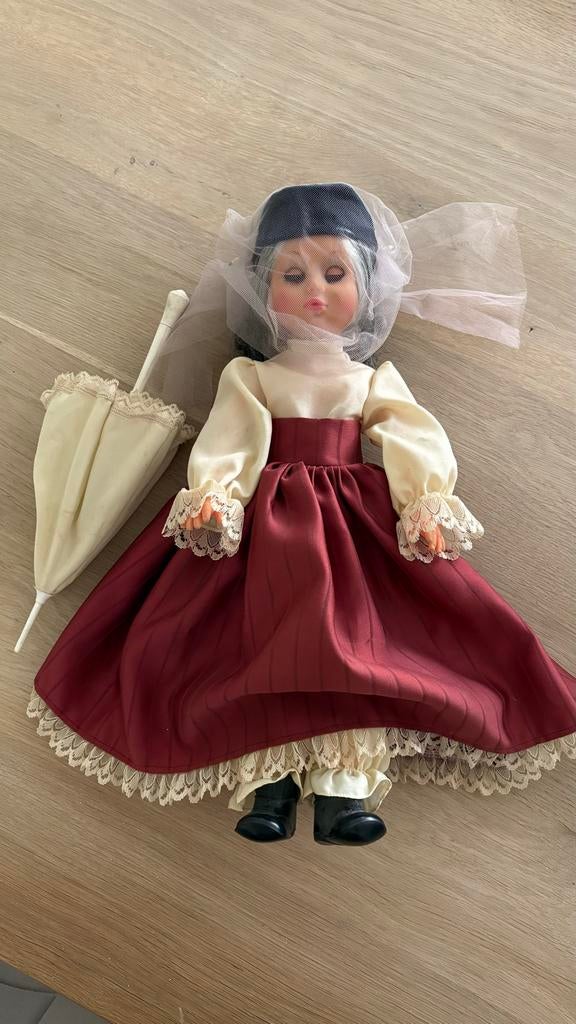 Vintage pop uit Italië met paraplu en kanten details, Verzamelen, Poppen, Gebruikt, Pop, Ophalen of Verzenden