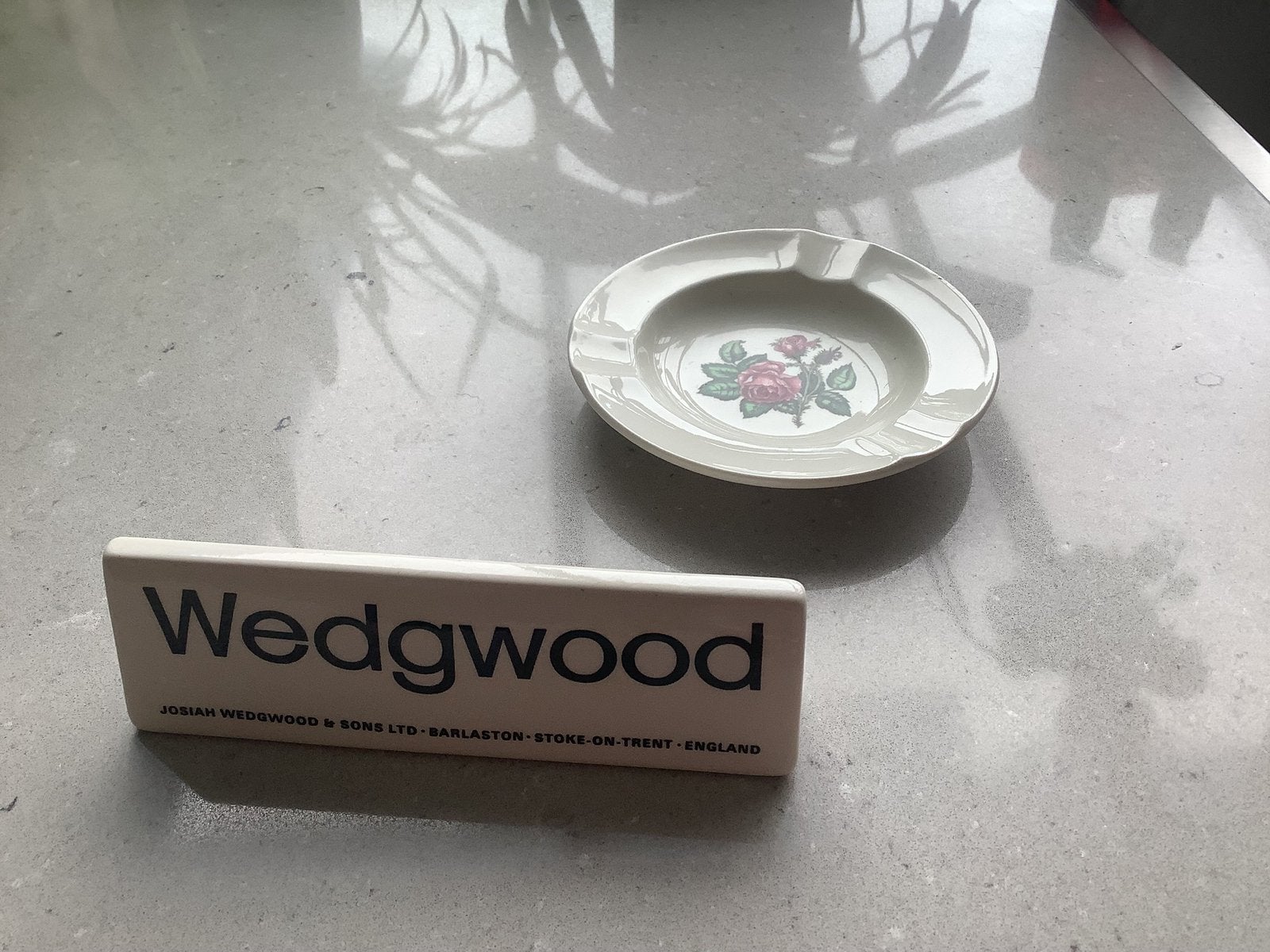 Zgan asbakje van Wedgwood Moss Rose., Huis en Inrichting, Keuken | Servies, Ophalen of Verzenden, Wedgwood, Porselein, Schaal of Schalen