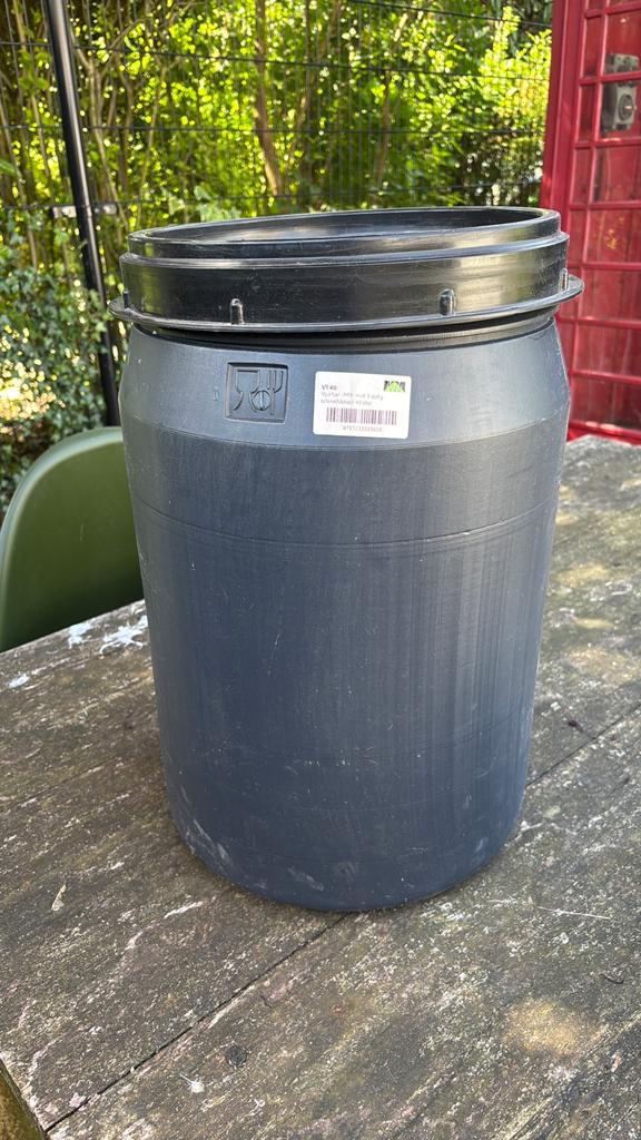 Voerton 40 liter - met deksel - welkoop, Dieren en Toebehoren, Paarden en Pony's | Overige Paardenspullen, Ophalen, Gebruikt, Overige soorten