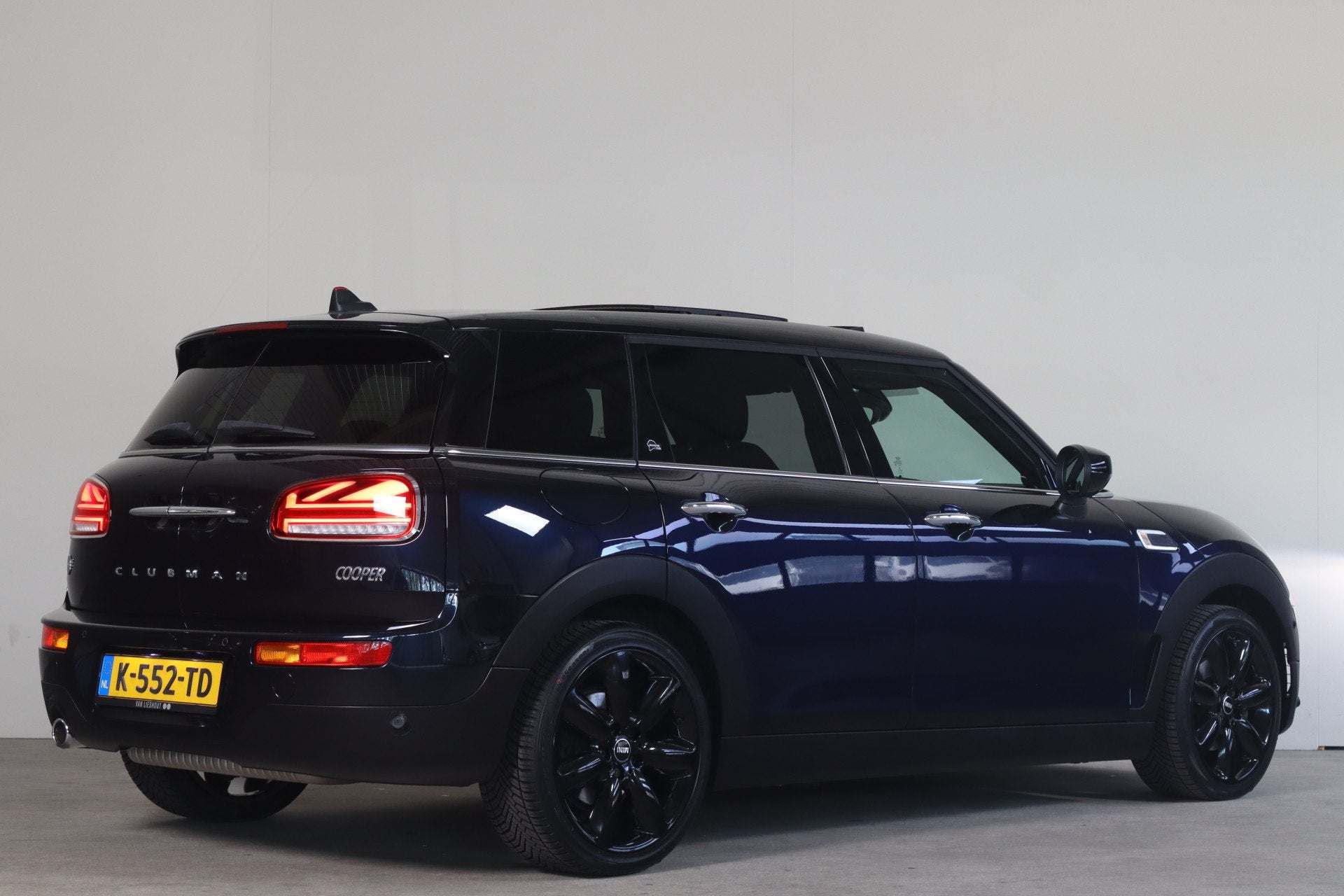 MINI Clubman 1.5 Cooper Richmond Park Edition NL-Auto! Panor, Auto's, Mini, 136 pk, Gebruikt, 715 kg, Blauw