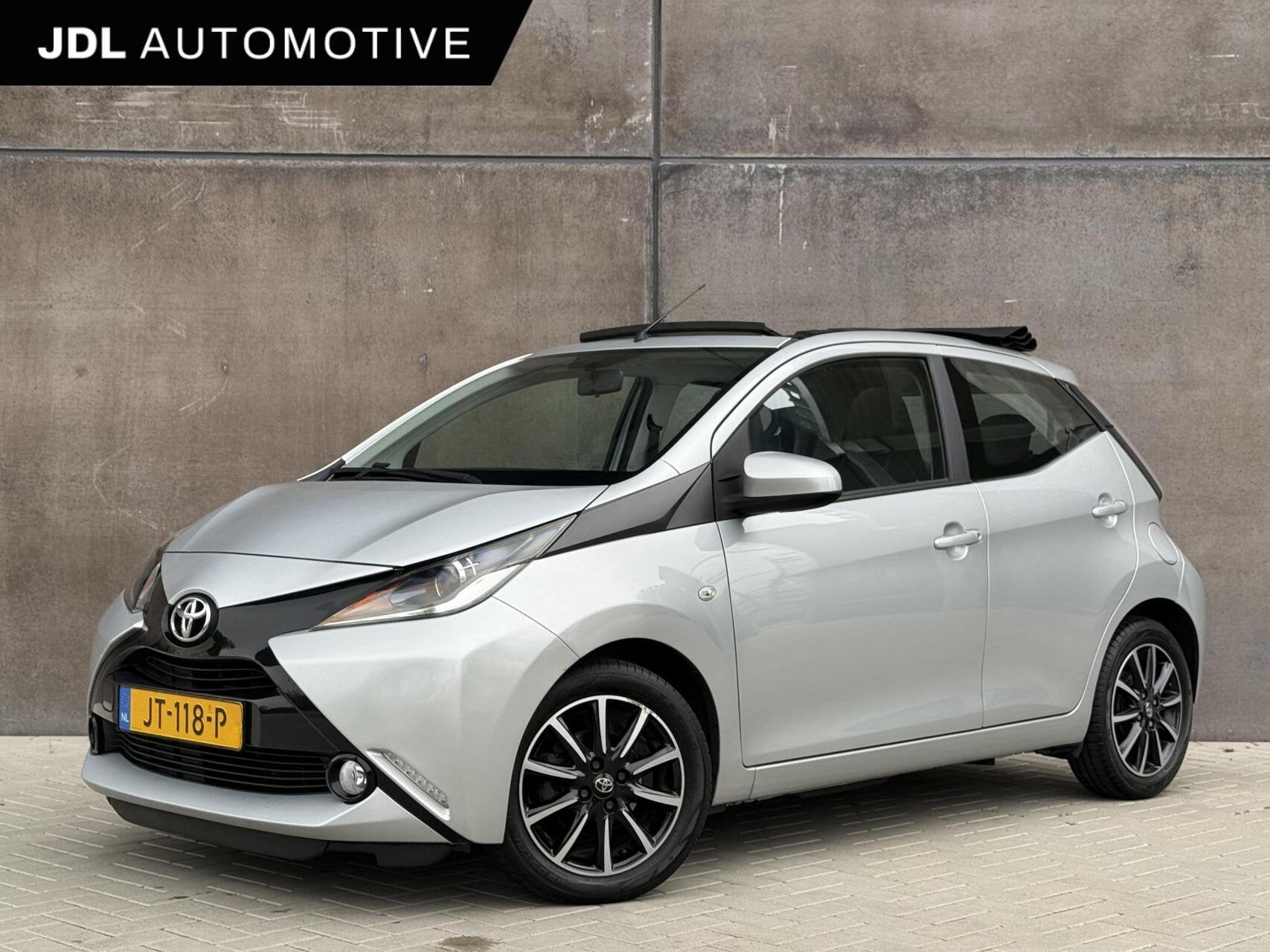 Toyota Aygo 1.0 VVT-i x-wave | Cabrio dak | Camera | Cruise, Voorwielaandrijving, Stof, Gebruikt, Start-stop-systeem