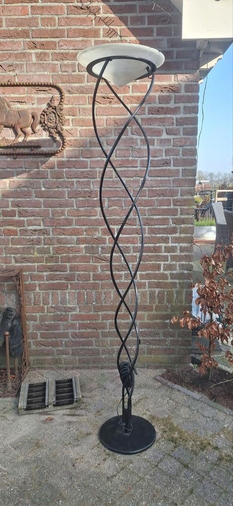 Model Tarzani vloerlamp met albast schaal, Huis en Inrichting, Lampen | Vloerlampen, Gebruikt, 150 tot 200 cm, Metaal, Overige materialen