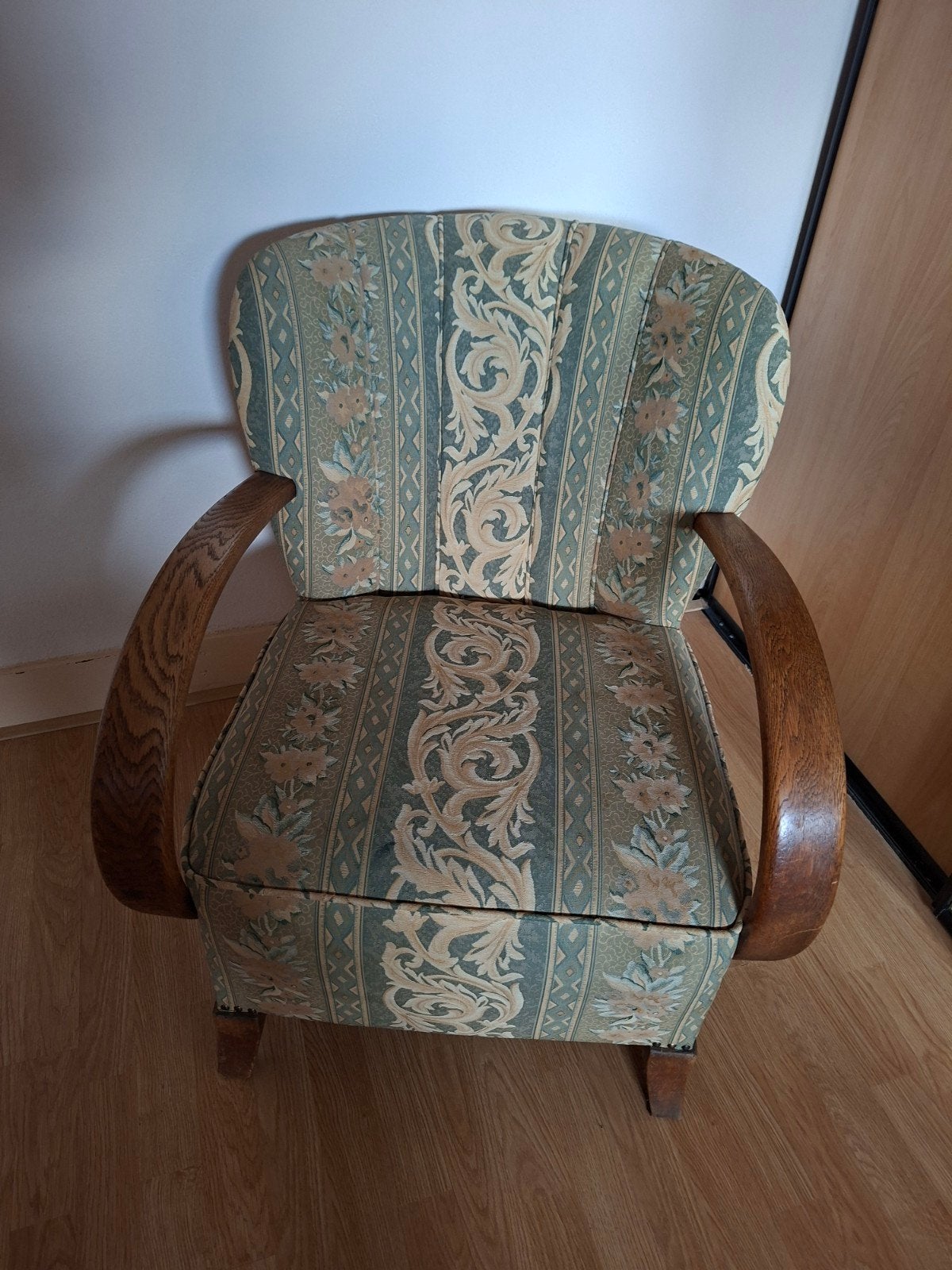 Vintage fauteuil met houten armleuningen, Ophalen
