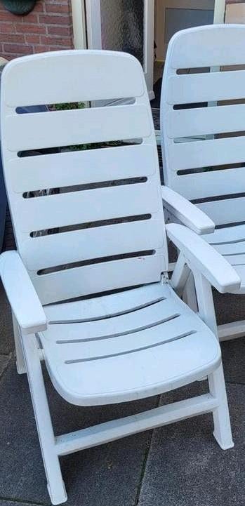 1 witte tuinstoel voor 10.00 euro., Tuin en Terras, Tuinstoelen, Ophalen, Gebruikt, Kunststof, Verstelbaar