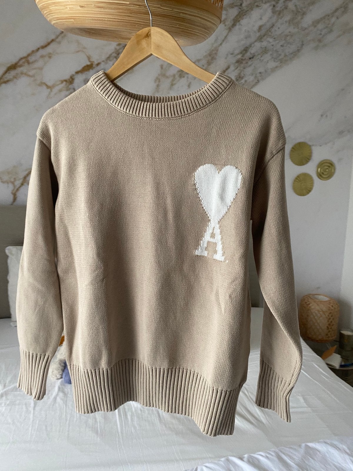 Trui beige Ami met hartje NIEUW, Kleding | Dames, Verzenden, Nieuw, Maat 38/40 (M), Beige