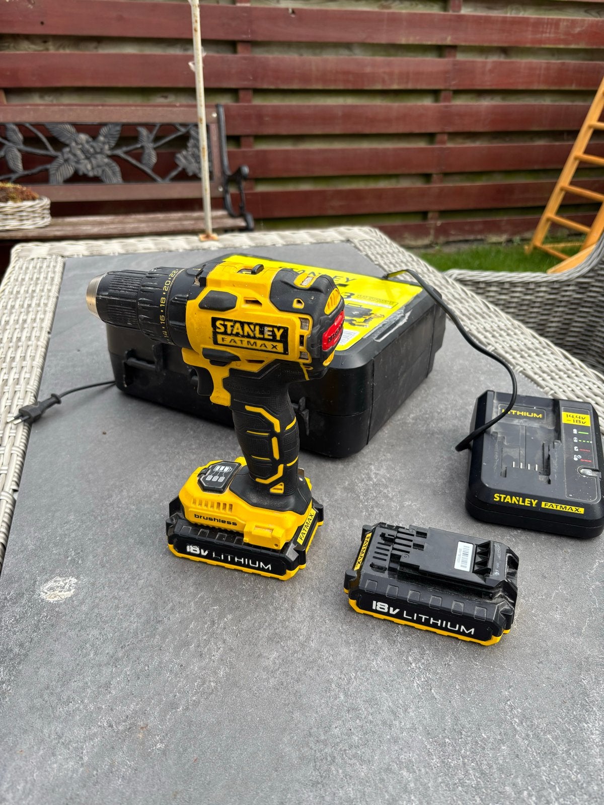 Stanley Fatmax 18V Accuboormachine met 2 accu's en lader, Variabele snelheid, Ophalen of Verzenden, Boor- en Schroefmachine, Gebruikt