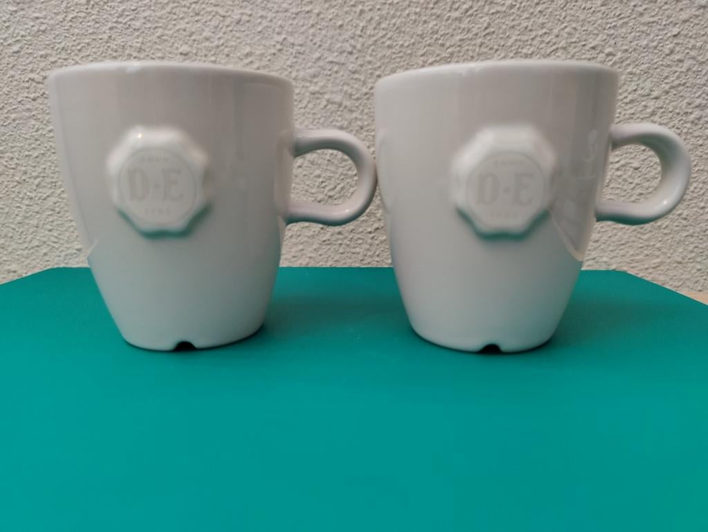 Twee Senseomokjes van Douwe Egberts, kleur crème, met logo, Verzenden, Zo goed als nieuw, Overige stijlen, Kop(pen) en/of Schotel(s)