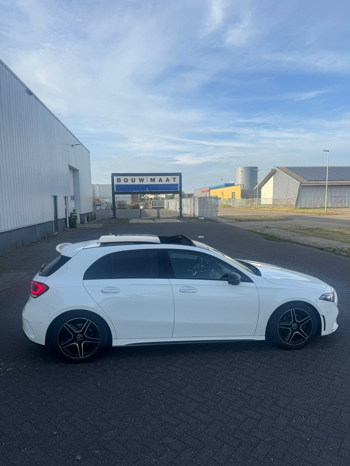 Mercedes-Benz A-Klasse AMG/HUD/PANO/DH/Dealer onderhouden, Auto's, Zwart, 4 cilinders, Leder en Stof, 75 €/maand