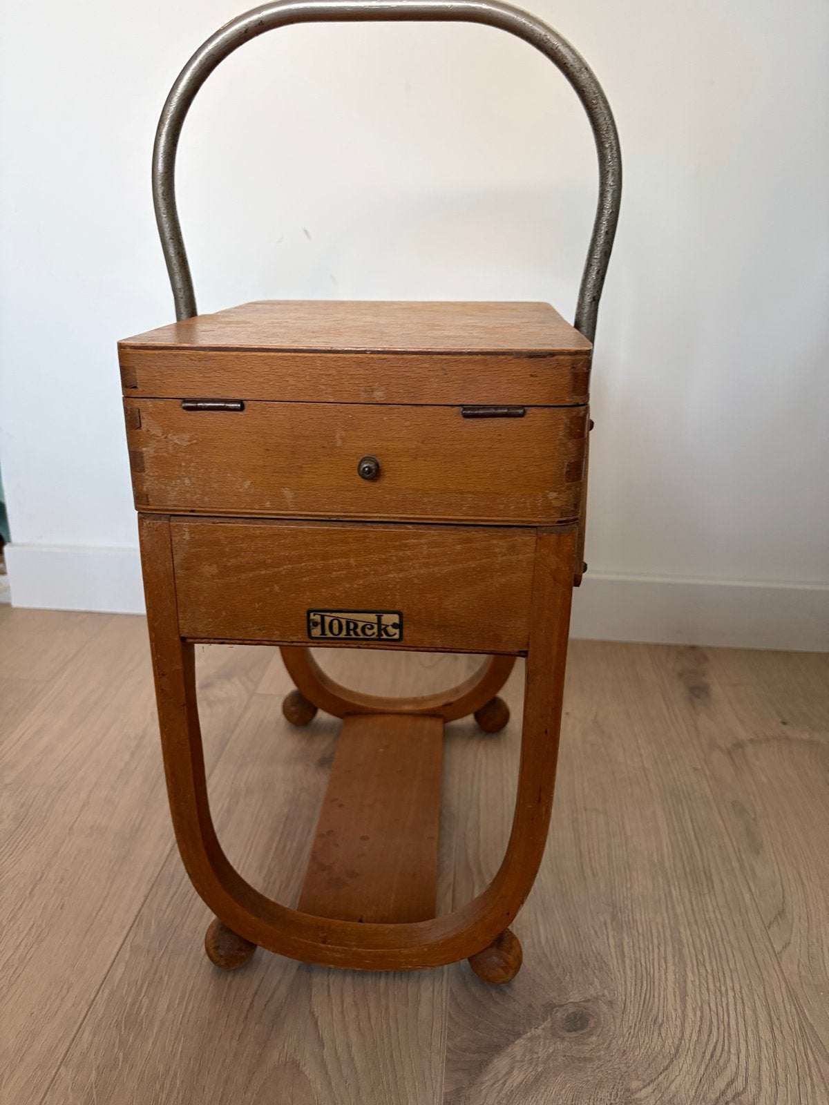 Vintage houten naaidoos op standaard, Ophalen