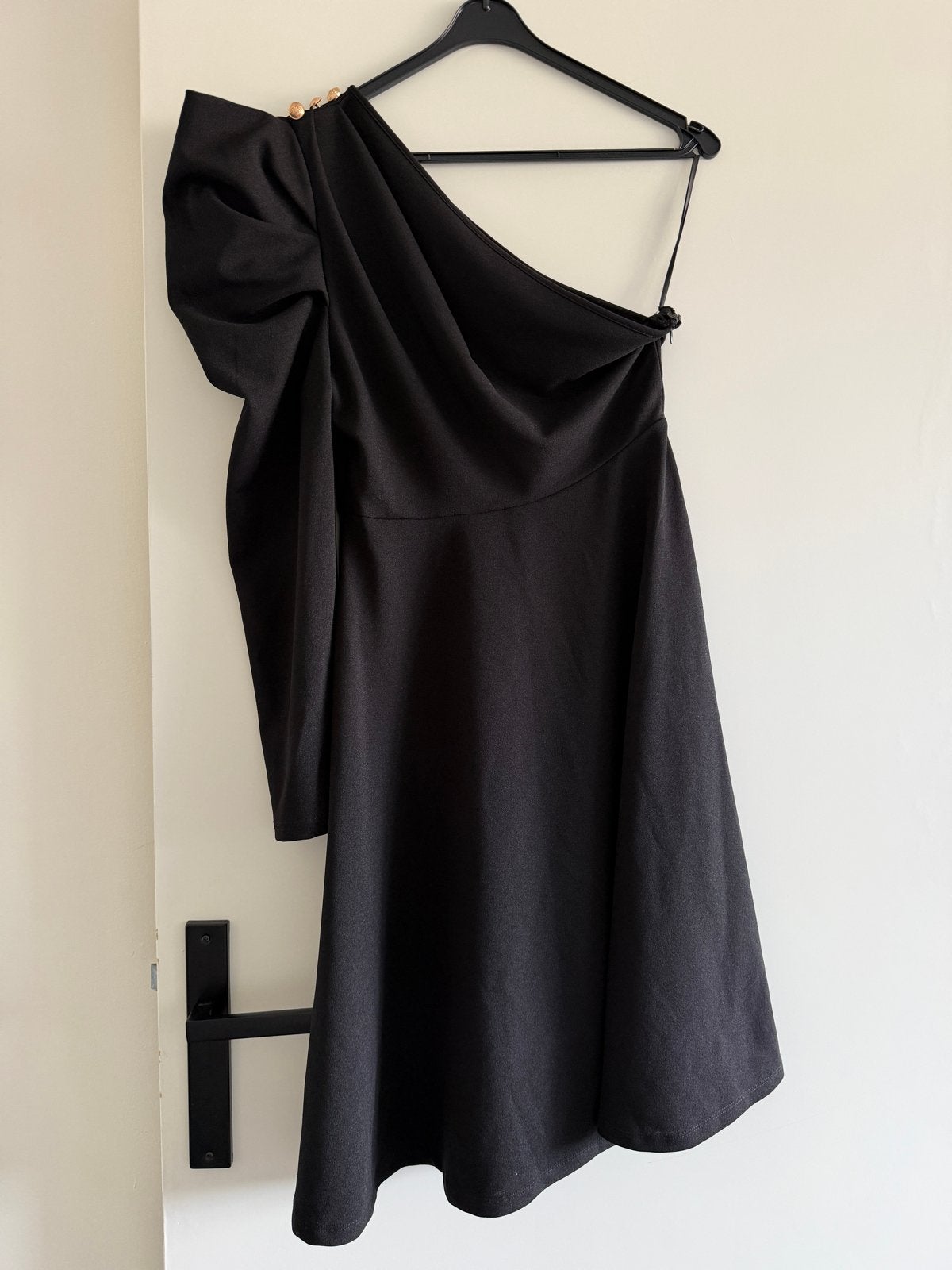 Zwart one-shoulder jurkje met gouden knopen mt s, Kleding | Dames, Zwart, Ophalen of Verzenden, Zo goed als nieuw, Maat 34 (XS) of kleiner