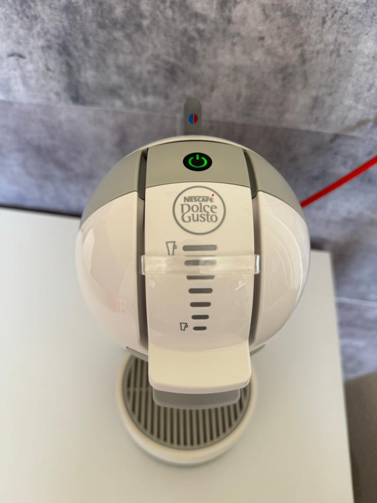 Dolce Gusto capsulekoffiemachine + gratis capsules, Ophalen of Verzenden, Gebruikt, Koffiemachine, Koffiepads en cups