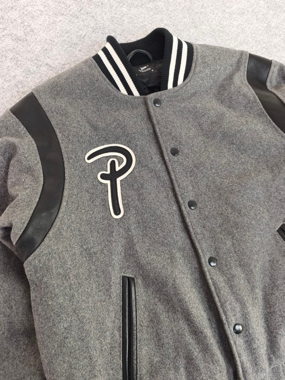 Patta Varsity Jacket - Grijs/Zwart - Maat M, Maat 48/50 (M), Ophalen of Verzenden, Zo goed als nieuw, Patta