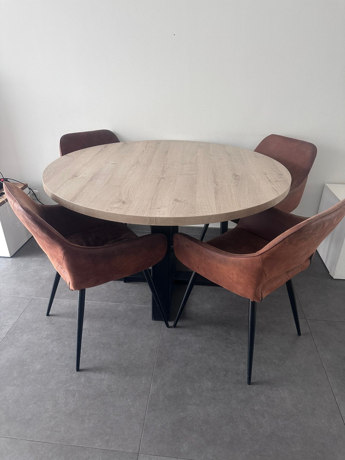 Ronde eettafel met 4 cognac eetkamerstoelen, Huis en Inrichting, Tafels | Eettafels, Ophalen, 100 tot 150 cm, Rond, Zo goed als nieuw