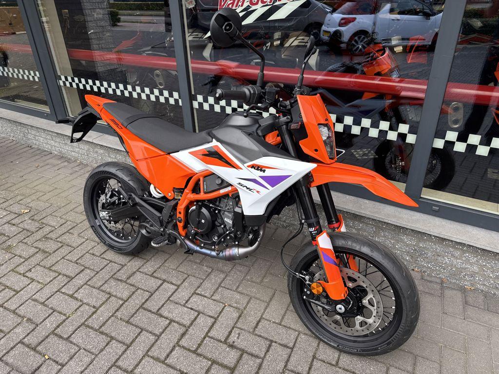 KTM 390 SMC R 2025, Bedrijf, SuperMoto