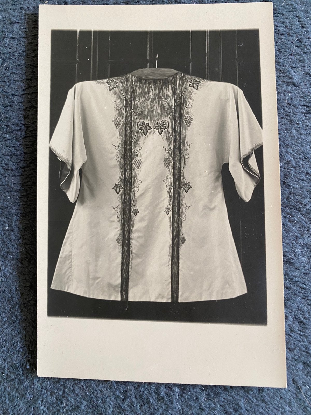 Oude foto van een Filipijnse Barong Tagalog. Zie foto., Foto, Klederdracht, Ophalen of Verzenden, Zo goed als nieuw