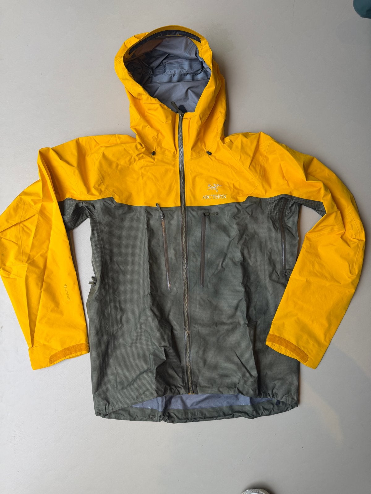 Arc'teryx Gore-Tex jas - Geel/olijfgroen - Maat L, Kleding | Heren, Ophalen of Verzenden, Zo goed als nieuw, Maat 52/54 (L), Geel