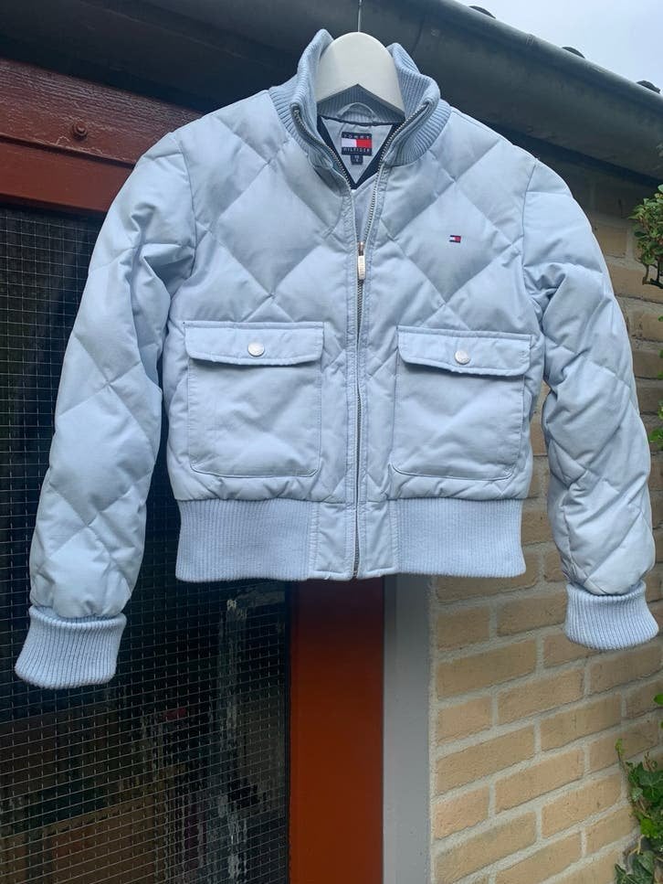 Tommy Hilfinger licht blauw  bomber jasje maat 9/10 jaar., Ophalen of Verzenden, Zo goed als nieuw, Meisje, Jas