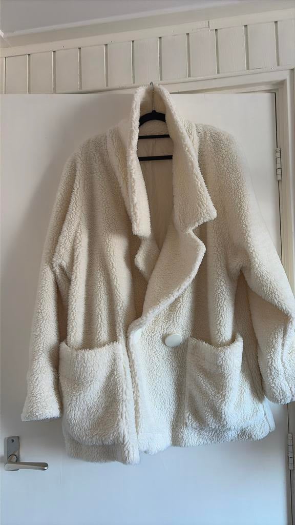 Roomwitte fluffy jas/vest  mt 40, Ophalen of Verzenden, Zo goed als nieuw, Maat 38/40 (M)