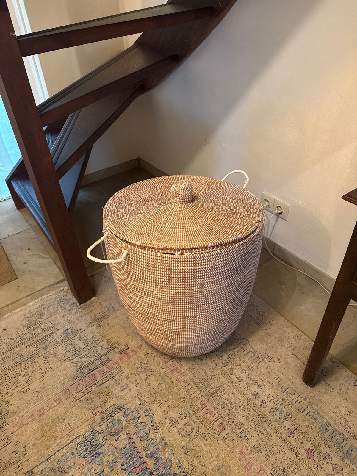 Grote rieten mand met deksel en handvatten, Huis en Inrichting, Woonaccessoires | Schalen en Manden, Ophalen, Gevlochten, Mand