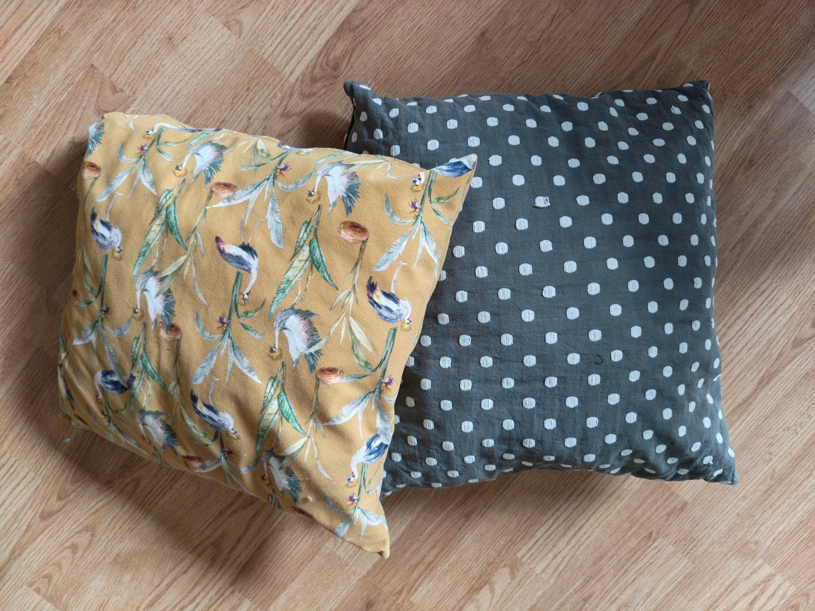Set van 2 sierkussens: geel met print en grijs met stippen, Ophalen, Overige merken, Gebruikt, Meerkleurig