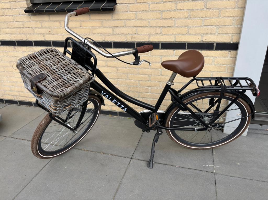 Valetta meiden fiets maat 24inch zwart incl rieten mand, Fietsen en Brommers, Fietsen | Meisjes, Ophalen, Terugtraprem, Handrem