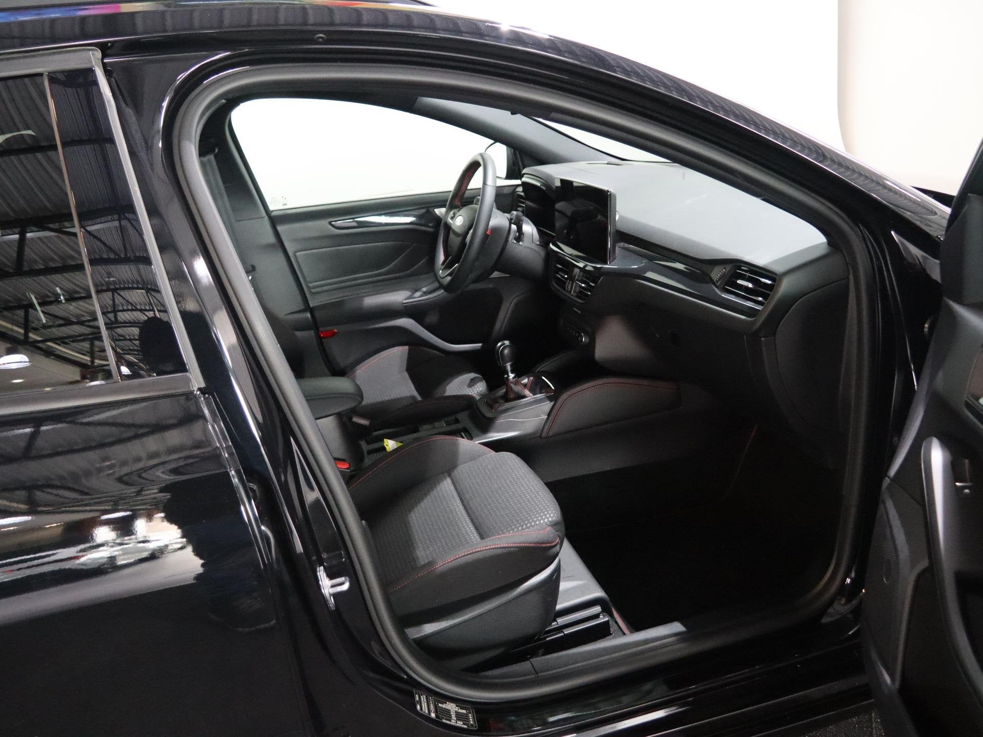 Foto 8 van Ford Focus Wagon 1.0 EcoBoost Hybrid ST Line X | Trekhaak |