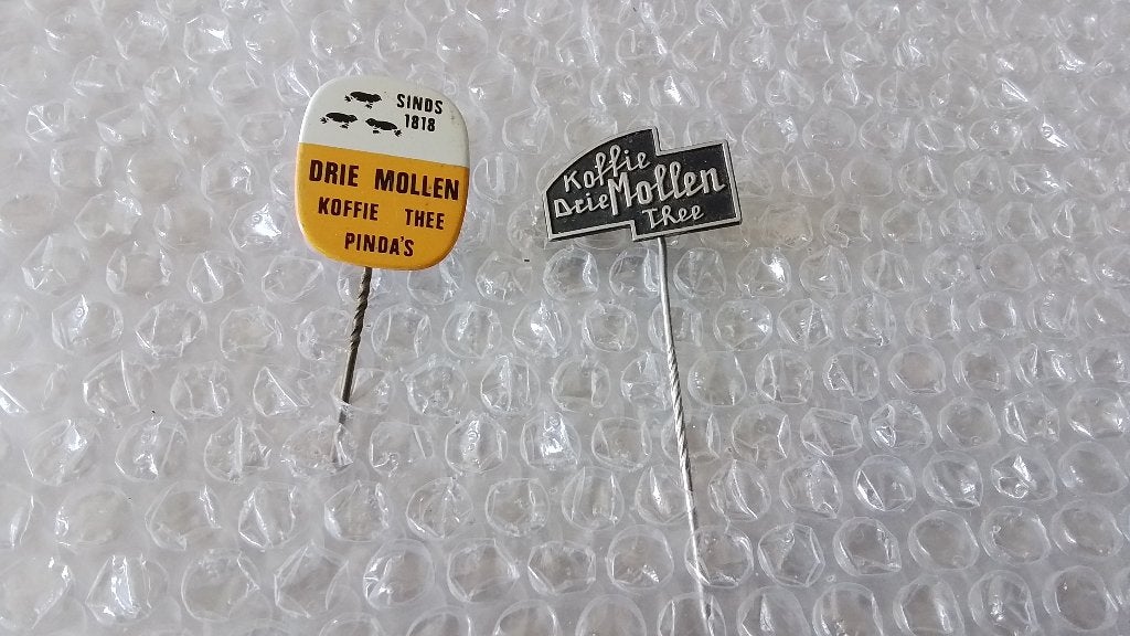 2 verschillende speldjes drie mollen koffie, thee, pinda's, Ophalen of Verzenden, Zo goed als nieuw, Overige onderwerpen