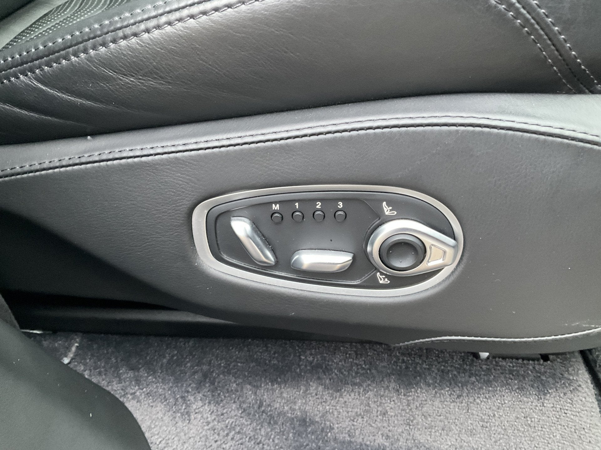 Foto 12 van Aston Martin Dbx 4.0 V8 360 Memory Stoelverw/koeling Sfeer