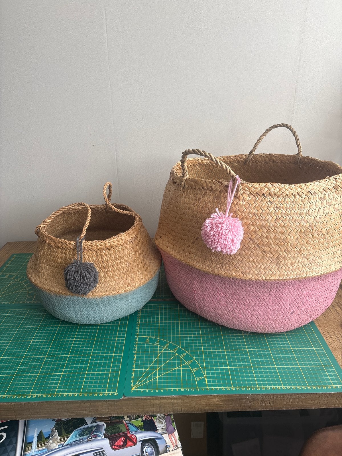 Set van 2 rieten manden met pompons ( kidsdepot, Gebruikt, Gevlochten, Mand, Rond