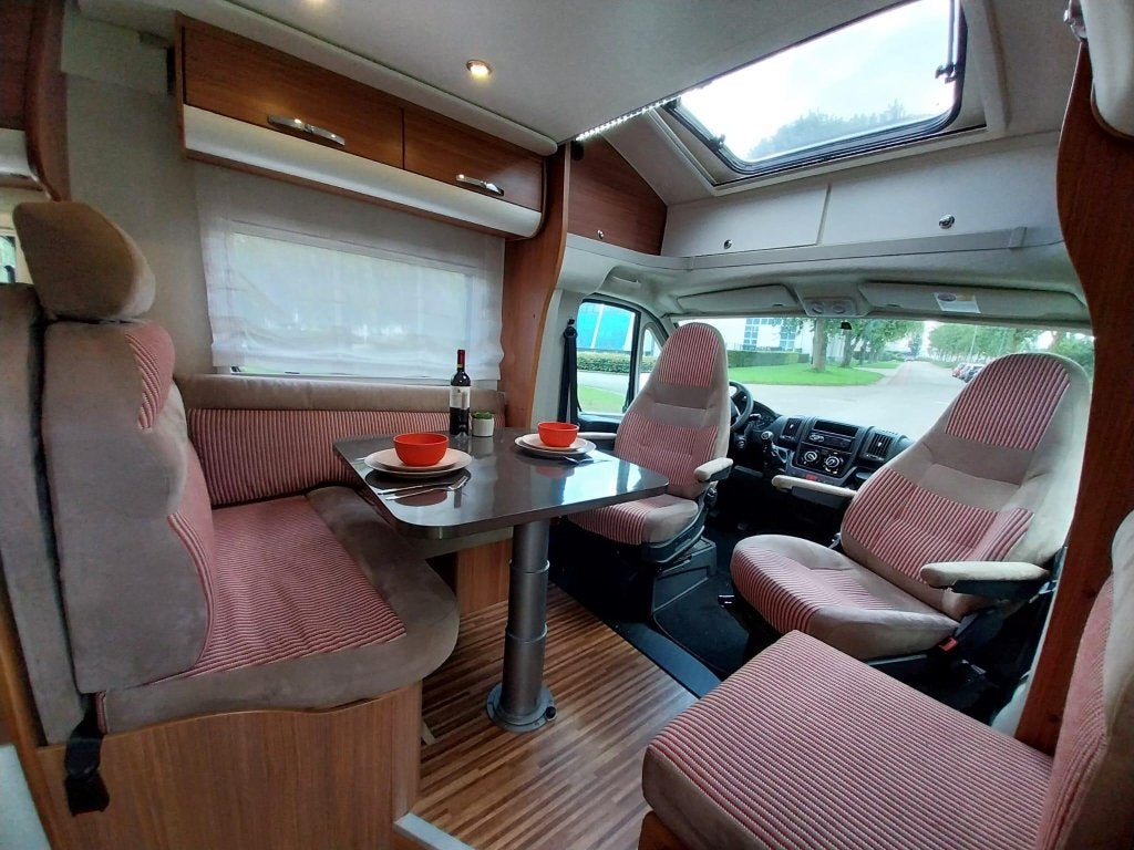 Adria Matrix M670SC met 5 Gordels, Solair, TV en Luchtvering, Caravans en Kamperen, Niet ingevuld, Achteruitrijcamera, Fiat, Vloeistofverwarming