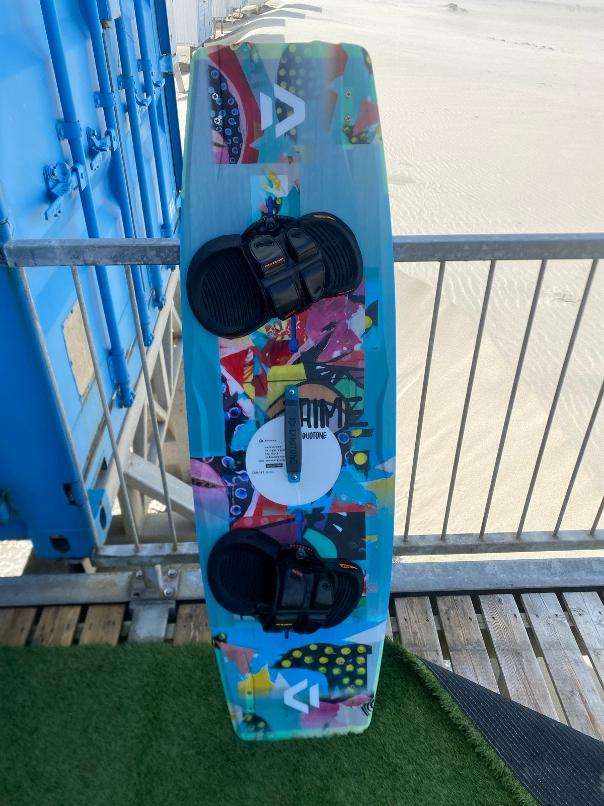Duotone Jaime 2023 Kiteboard 139x42, Naish Apex voetbanden, Watersport en Boten, Twintip, Ophalen, Gebruikt, Kiteboard