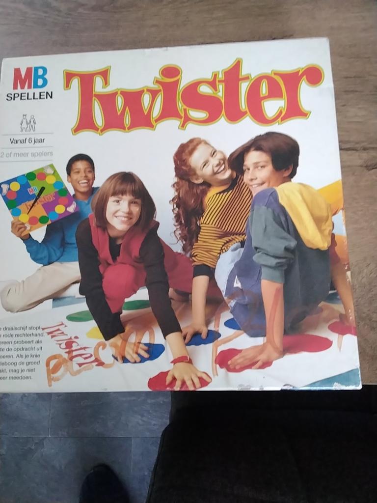 Twister compleet € 5, Hobby en Vrije tijd, Gezelschapsspellen | Bordspellen, Ophalen of Verzenden, Gebruikt