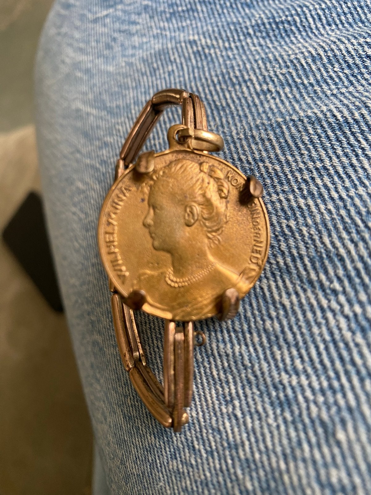 Antieke Andreas Daub (A*D) klemarmband met munt 1898, Ophalen of Verzenden, Gebruikt, Goud, Goud