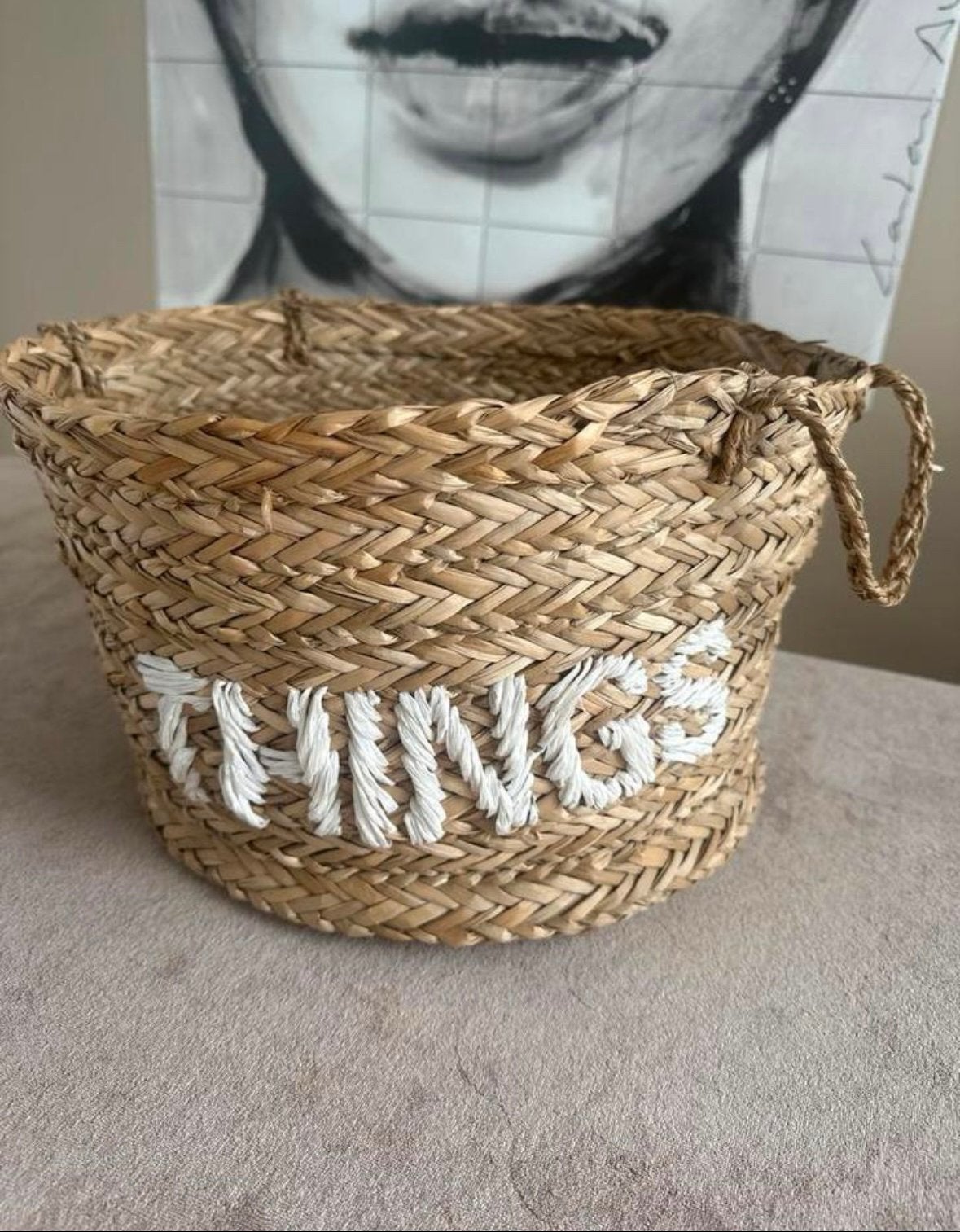 Rieten mand Xenos met 'THINGS' opdruk, Huis en Inrichting, Woonaccessoires | Schalen en Manden, Gebruikt, Mand, Rond, Ophalen of Verzenden