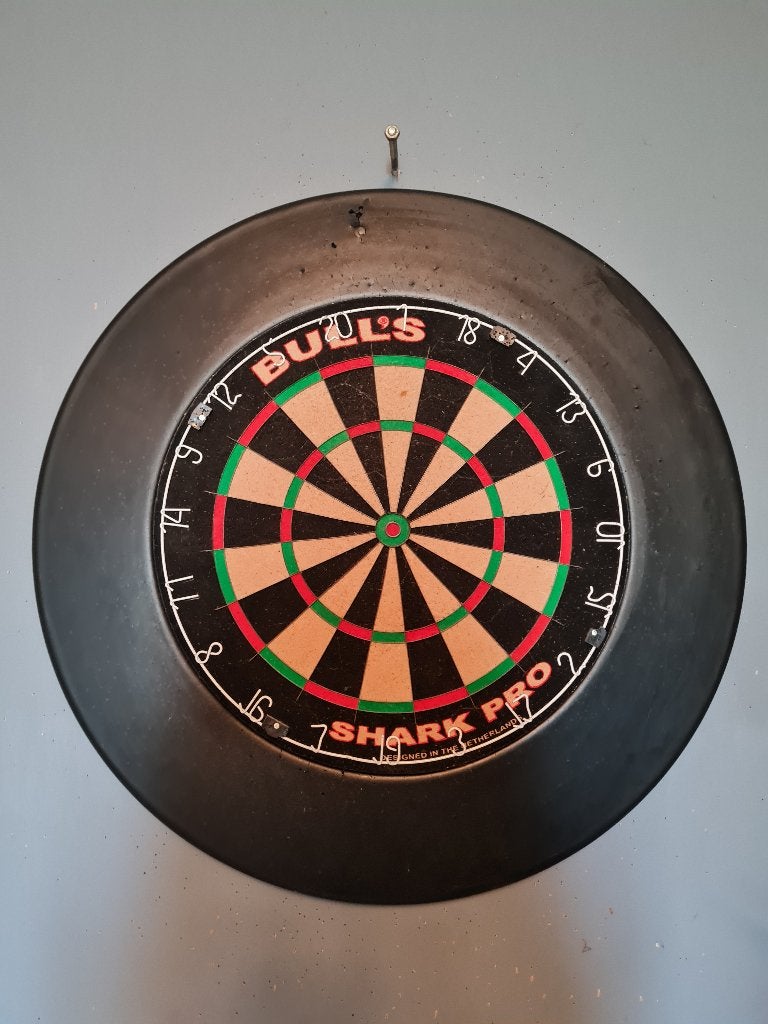 Bulls shark pro dartbord met surround, Sport en Fitness, Darts, Ophalen, Gebruikt, Dartbord