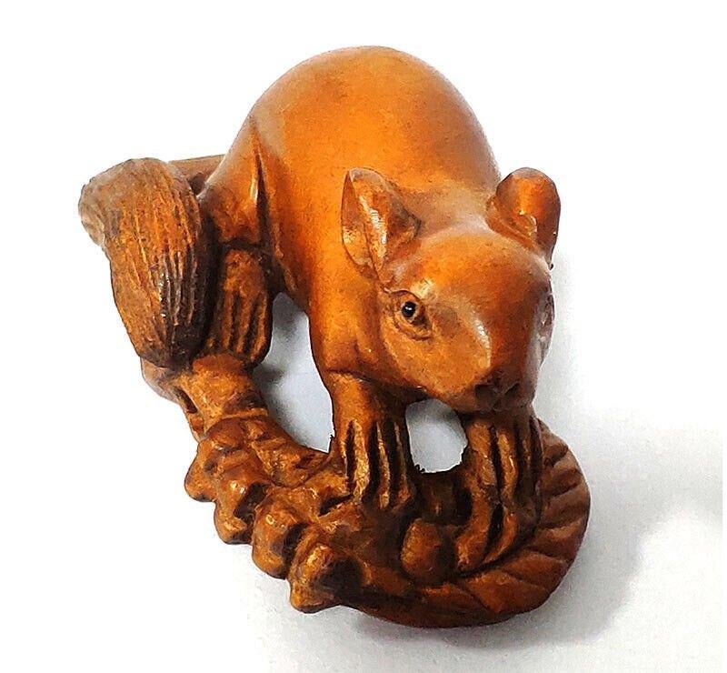 Houten Netsuke van een eekhoorn op een korenaar, Verzamelen, Ophalen of Verzenden, Nieuw, Wild dier, Beeldje of Figuurtje