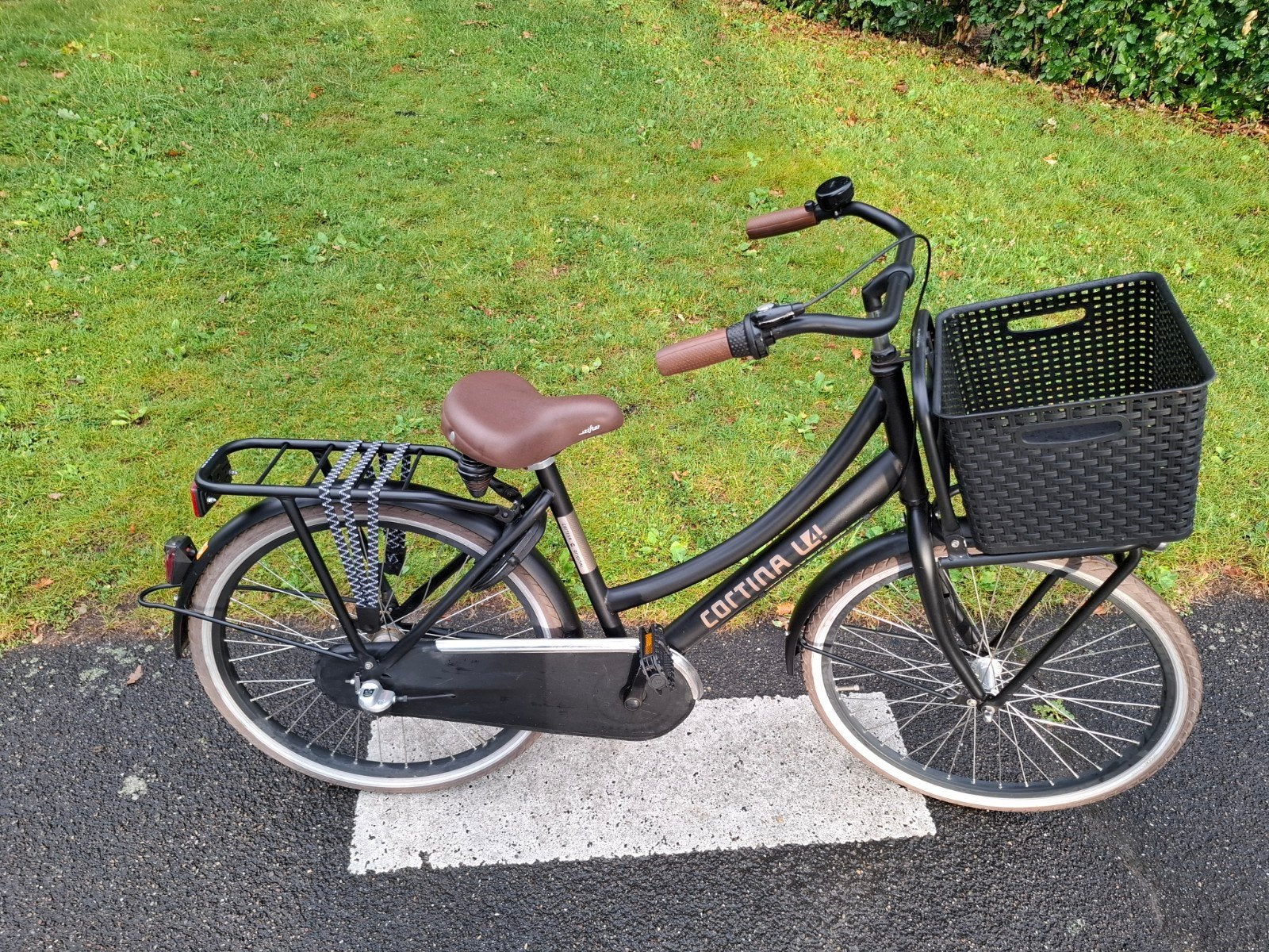 zwarte cortina U4 meisjesfiets 26INCH, 3 versnellingen, 26 inch of meer, Terugtraprem, Cortina U4 transportfiets, Versnellingen