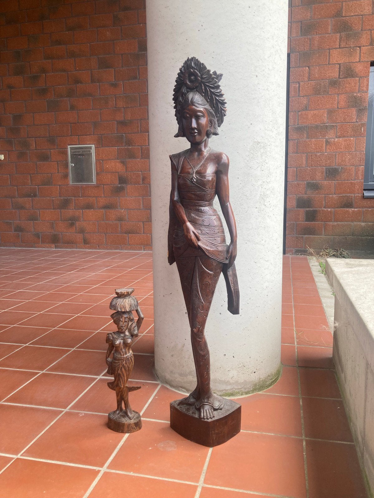 Houtsnijwerk beeld balinese vrouw Indonesië, Ophalen of Verzenden, Zo goed als nieuw, Hout, Handgemaakt