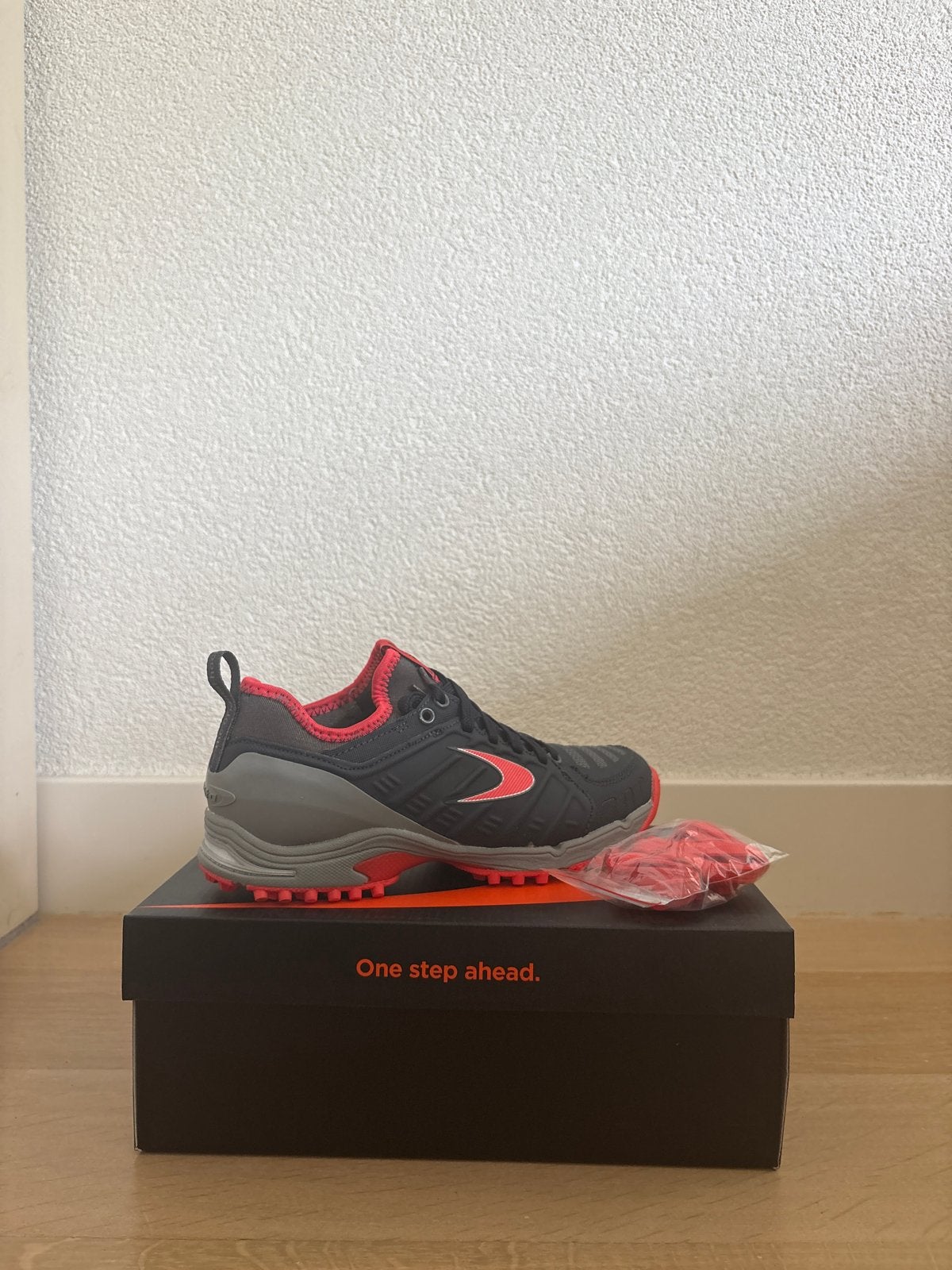 Dita STBL 550 Sportschoenen - Nieuw in doos, Kleding | Dames, Schoenen, Ophalen of Verzenden, Nieuw, Rood, Sportschoenen
