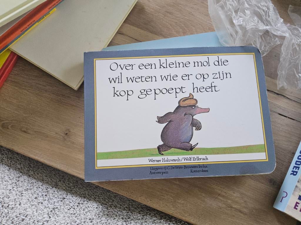 een kleine mol die wil weten wie er op zijn kop gepoept, Ophalen of Verzenden, Zo goed als nieuw, Werner Holzwarth, Prentenboek