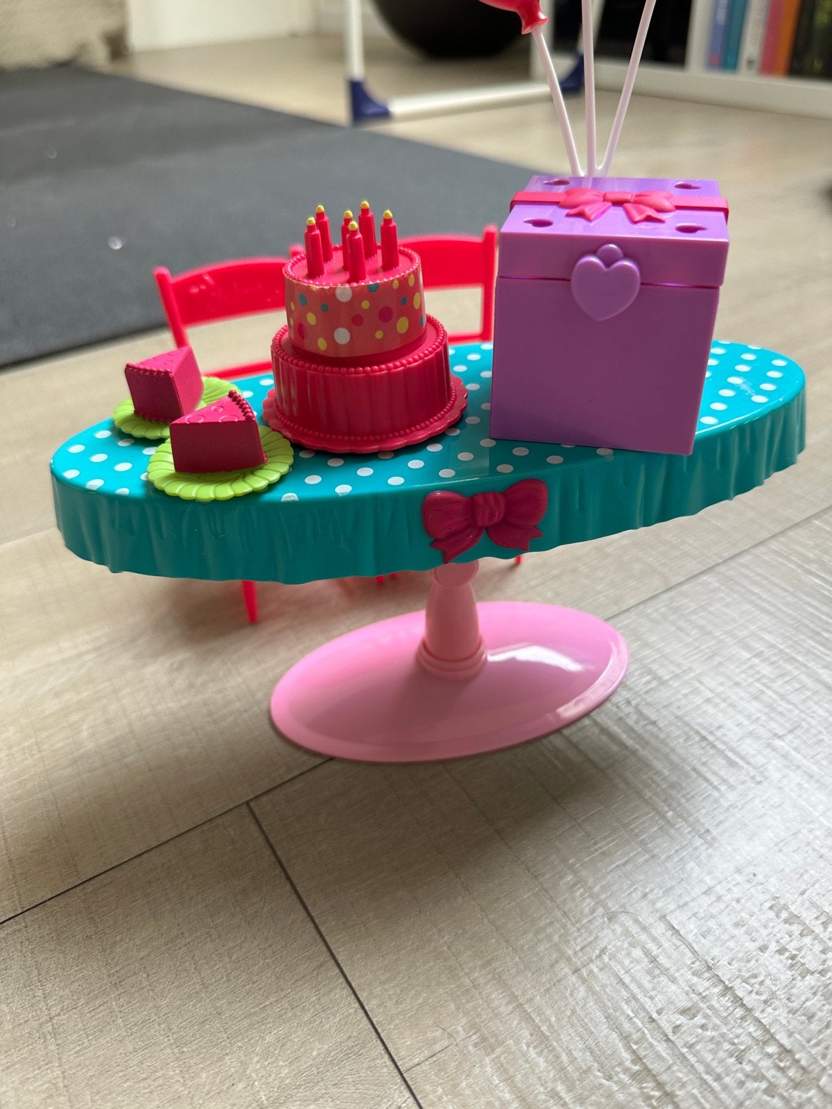 Poppenhuis Feesttafel met Taart en Cadeau, Ophalen of Verzenden, Zo goed als nieuw, Meisje